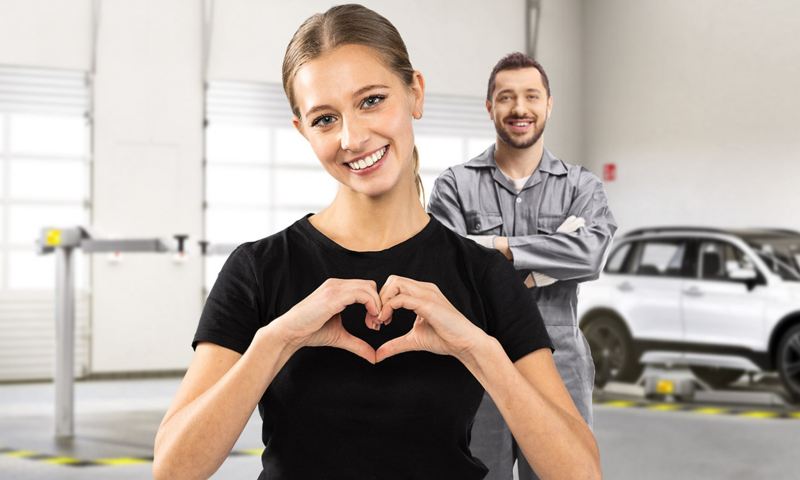 Eine glückliche Kundin beim Volkswagen Service – Wartung und Inspektion 