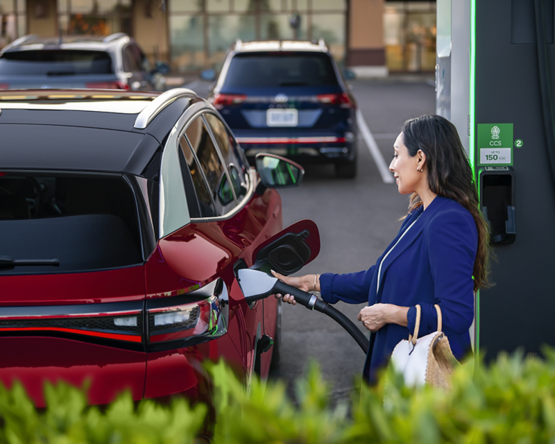 Mujer usando Plug&Charge con su ID.4.