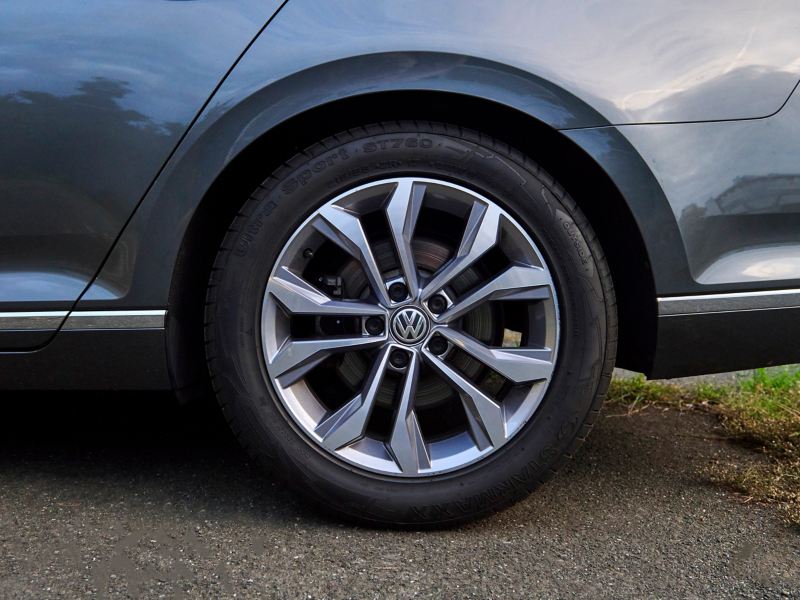 A Volkswagen on a country lane with wheels in focus, behind it an ID.3 – wheels and tyres