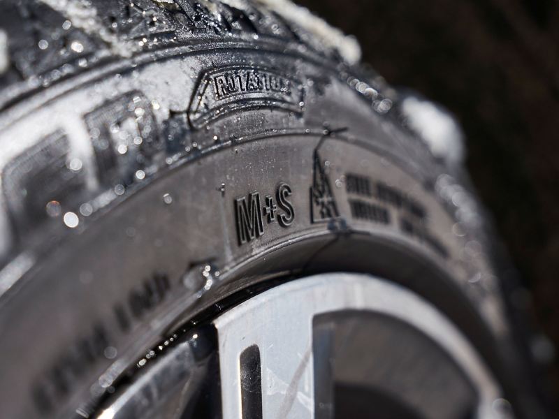 Een winterband van VW met M+S-aanduiding en sneeuwvloksymbool