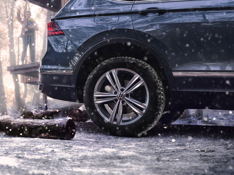 SUV VW na śniegu, prawe tylne koło w centrum uwagi