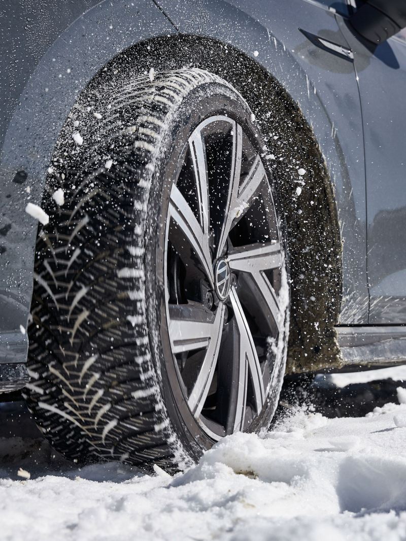 Bild på däck i snö