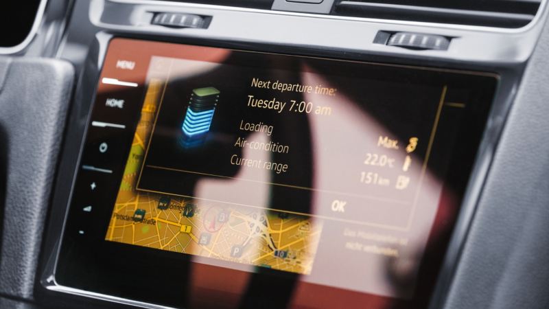 Pantalla digital de un Volkswagen eléctrico indicando la cantidad de batería del vehículo