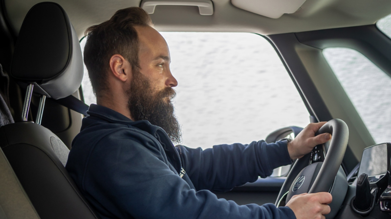 Ein Handwerker fährt im ID.Buzz Cargo