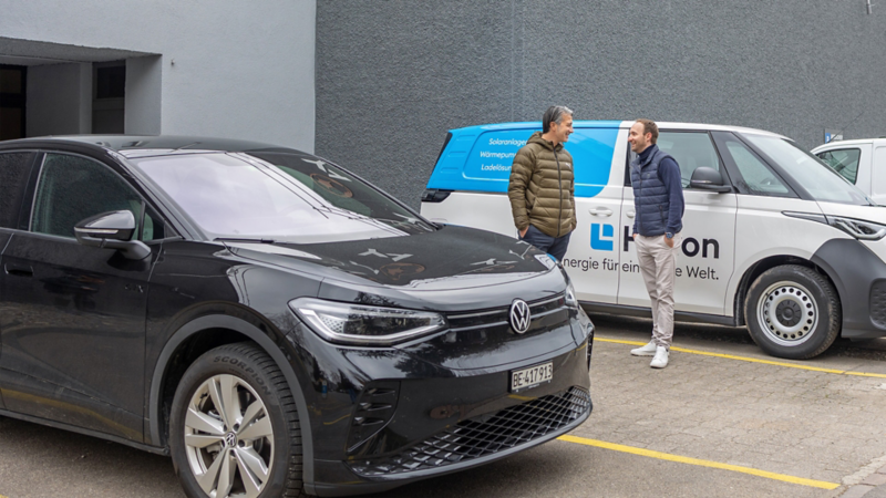 Ein VW ID.Buzz steht vor einer Baustelle