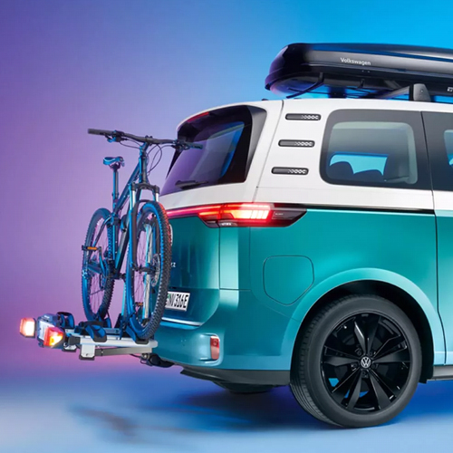 Van VW avec coffre de toit et porte-vélos
