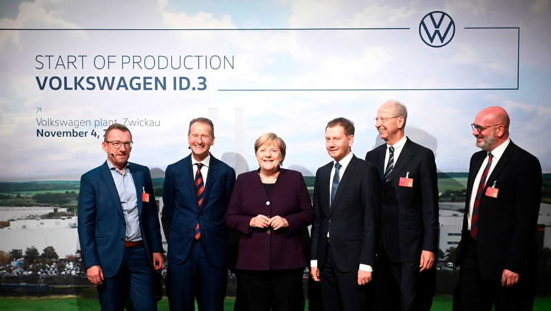 merkel con directivos de volkswagen ID.3