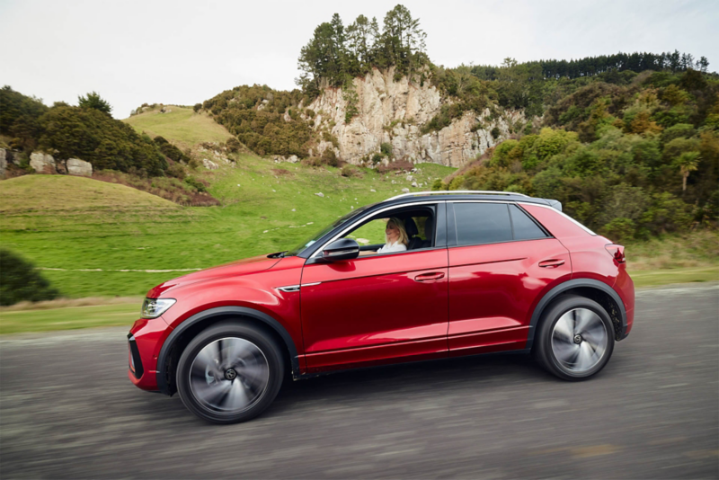 VW T-Roc interior, view from the front passenger seat to the driver's seat and cockpit with multifunction steering wheel and infotainment system