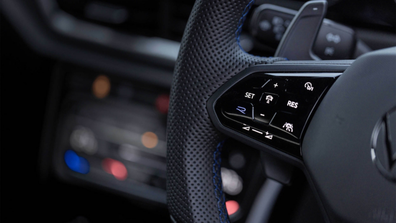 The sporty and elegant interior of the VW T-Roc R with Digital Cockpit Pro