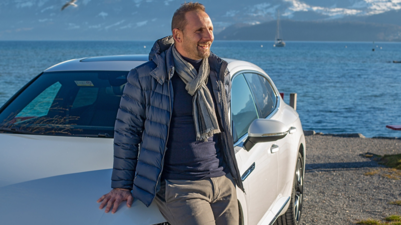 Mauro Lustrinelli steht vor dem Arteon Shooting Brake