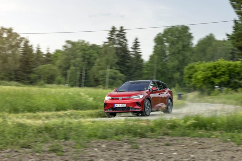 VW ID.4 GTX kör längs en väg omgiven av skog