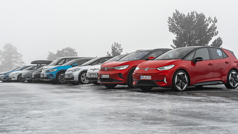 Die ID. Modelle stehen parkend aneinandergereiht auf einer Eisfläche.