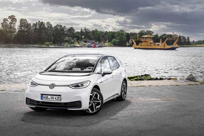Volkswagen ID.3 parkerad vid vattnet