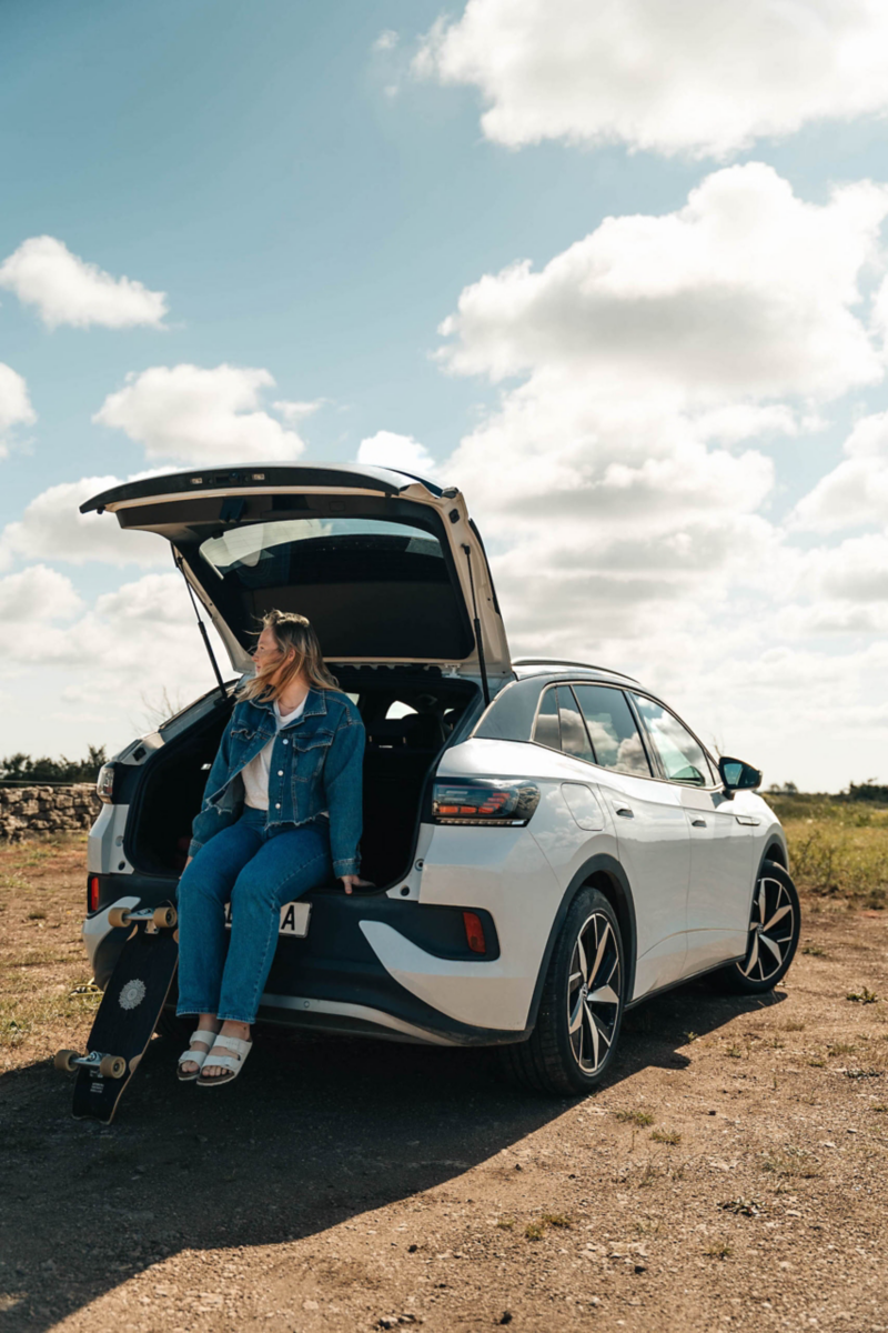 Pauline Ollén sitter i bakluckan på sin Volkswagen ID.4.