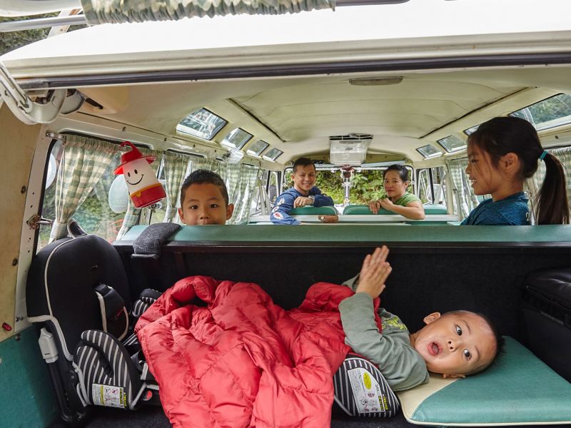 車主夫妻和三個孩子坐在車內