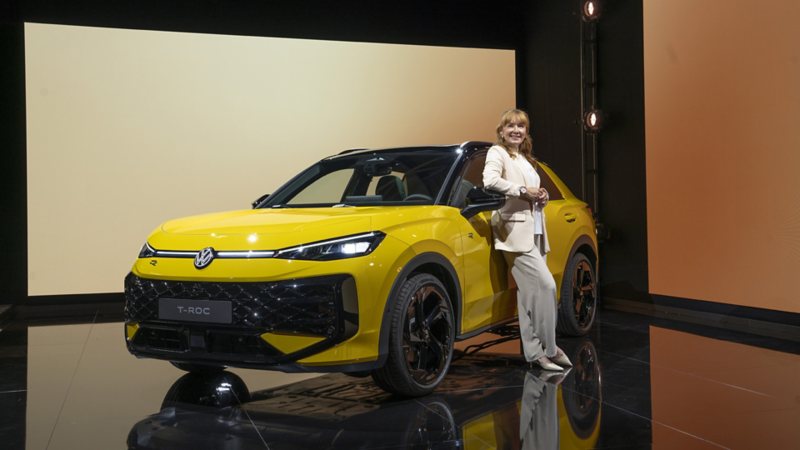 Bilskribenten Mia Litström står intill en gul VW T-Roc R-Line