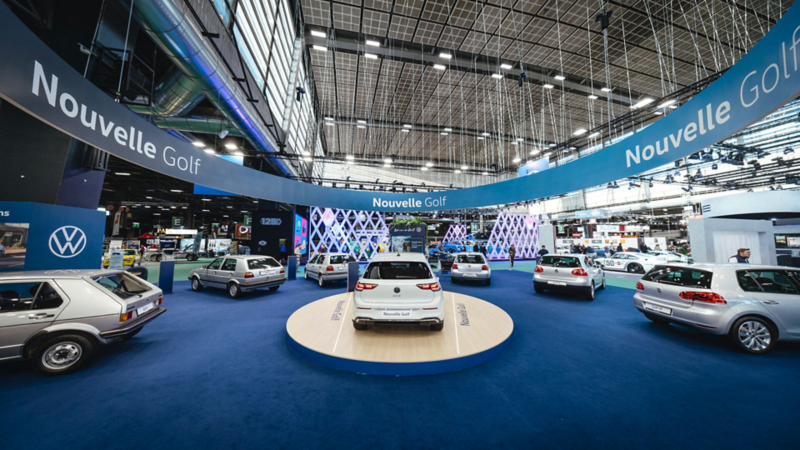 Les différentes générations de Golf présentes sur le stand Volkswagen lors du salon Rétromobile 2024.