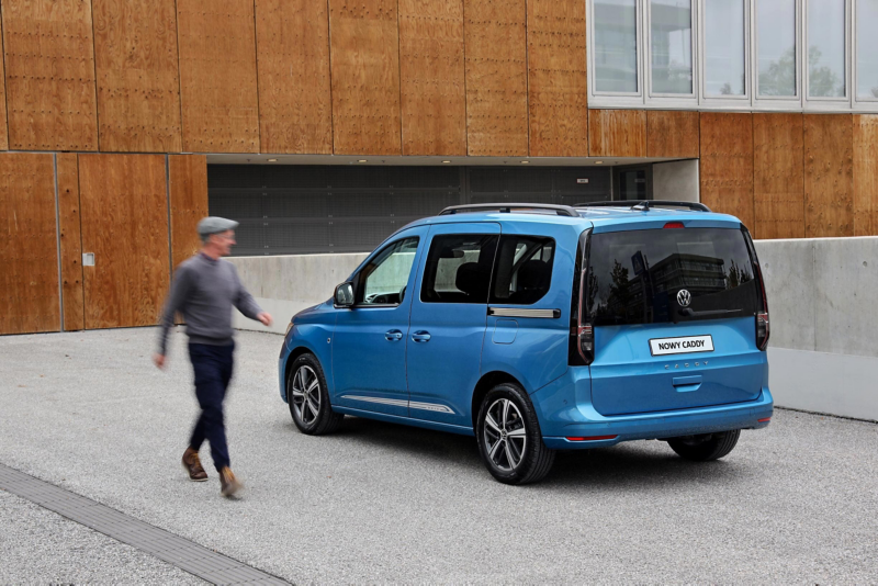 Nowy Caddy przed budynkiem
