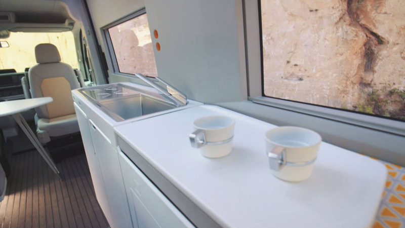 California XXL kitchen worktop with coffee cups