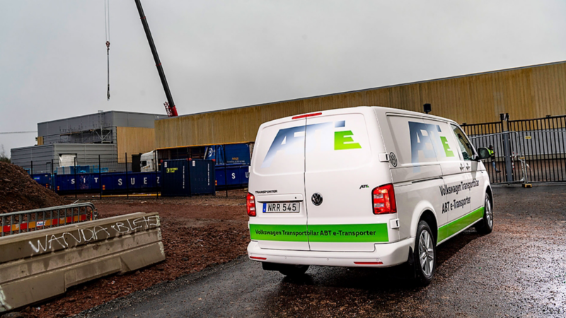 En stripad VW ABT e-Transporter vid Northvolts anläggning i Skellefteå