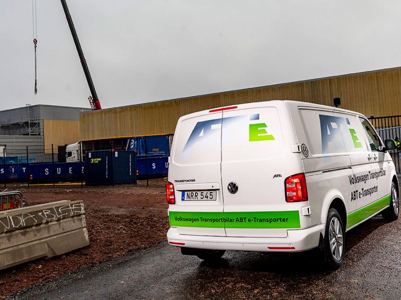 En stripad VW ABT e-Transporter vid Northvolts anläggning i Skellefteå