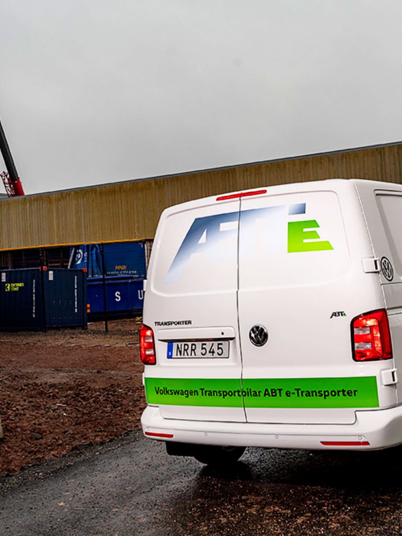 En stripad VW ABT e-Transporter vid Northvolts anläggning i Skellefteå