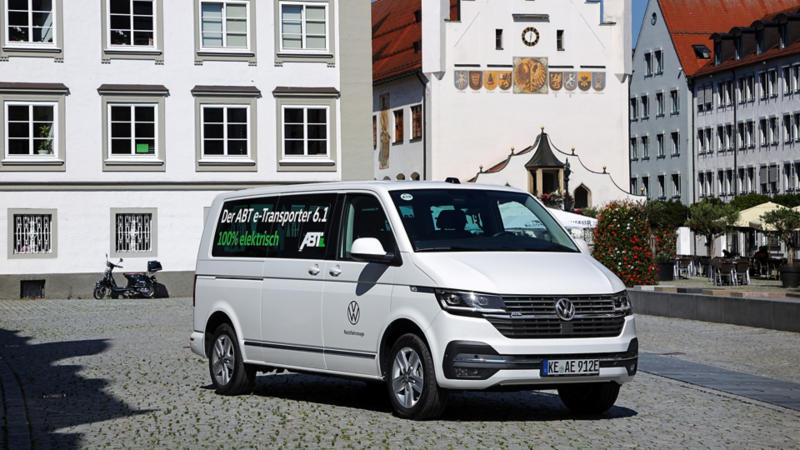 e-Transporter ist auf einem Platz parkiert