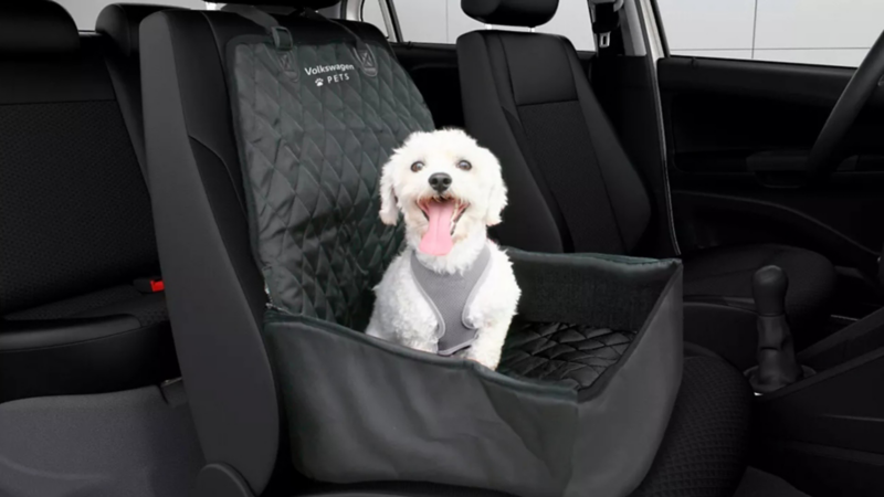 Conoce los accesorios de Volkswagen diseñados para viajar en tu auto junto con tu mascota.
