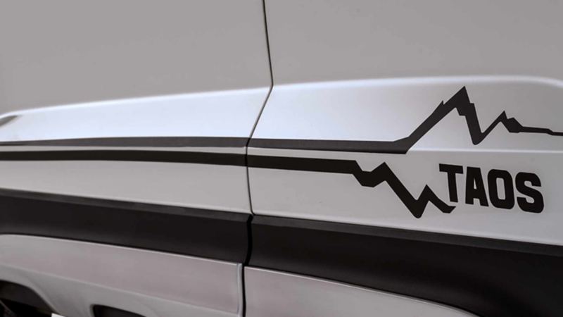 Detalle del exterior de Taos, con body kit diseñado para camioneta SUV. 