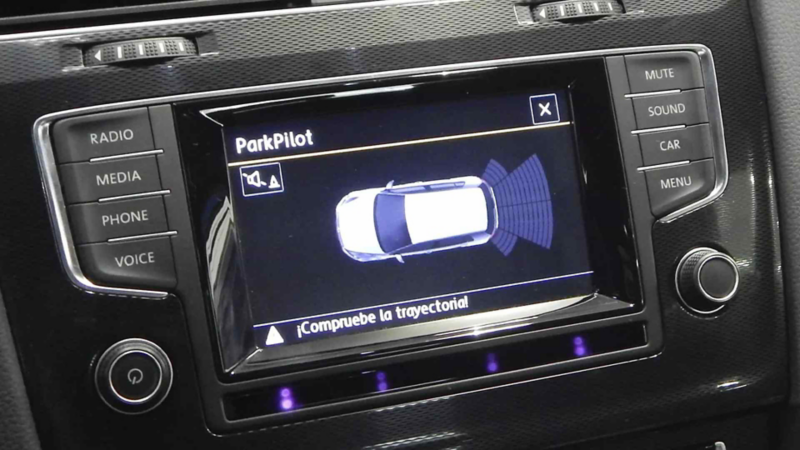 Pantalla para Jetta a color, ubicada en el panel central de control. 