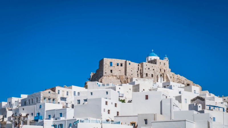 Vue des hauteurs d'Aspytalée avec ses bâtiments blancs et le ciel azur.