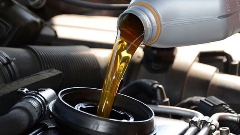 Aceite siendo vertido en automóvil de acuerdo al tipo de motor 