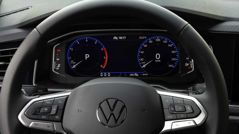 Cuadro de instrumentos digital y volante multifunciones en el interior de un auto Volkswagen. 