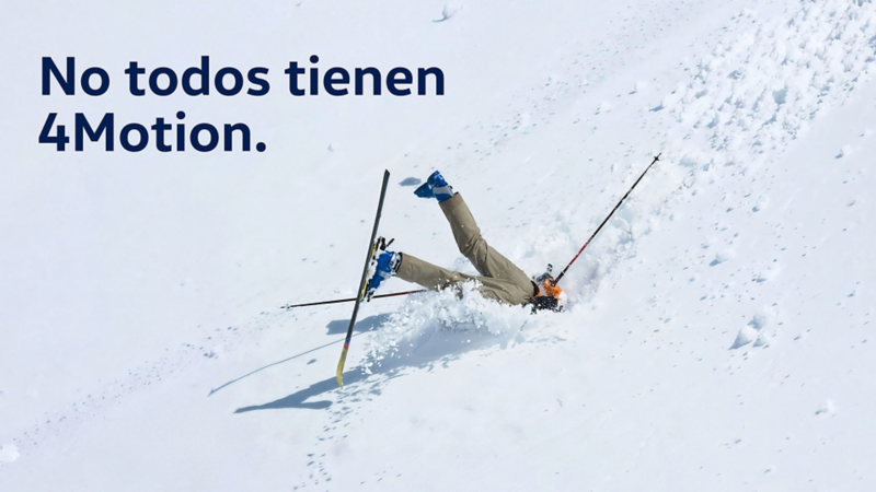 Una persona sufriendo un accidente en la nieve con un rótulo en azul oscuro que dice 'No todos tienen 4Motion'