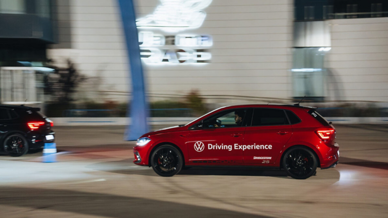 Plano de Volkswagens siendo conducidos en la Escuela R Nocturna 2025