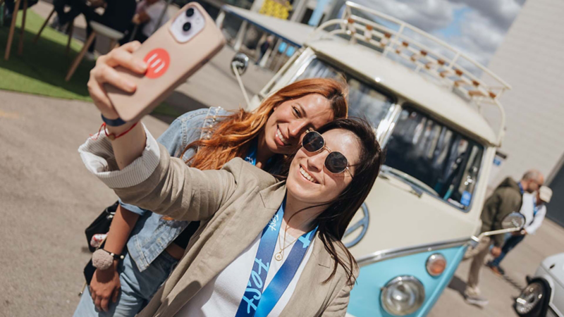 Dos personas felices haciéndose una selfie en el Madrid Driven Fest 2025