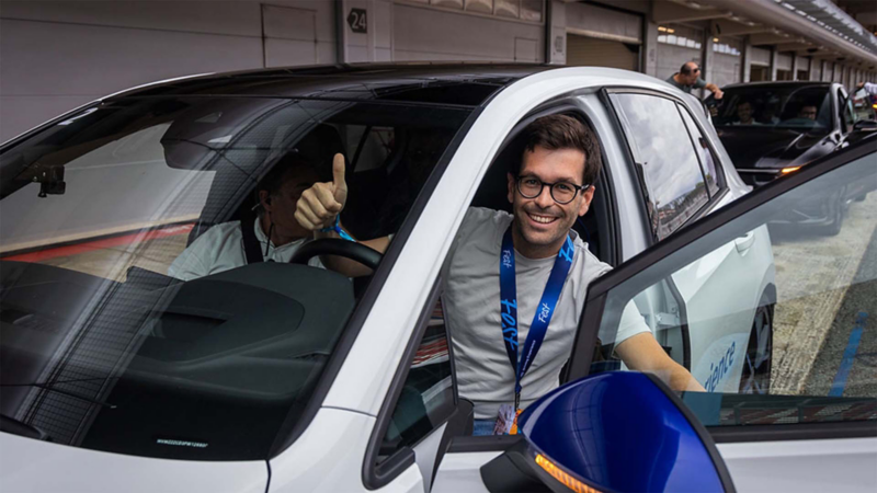 Una persona dentro de un Volkswagen haciendo un gesto de aprobación en el Barcelona Driven Fest 2025