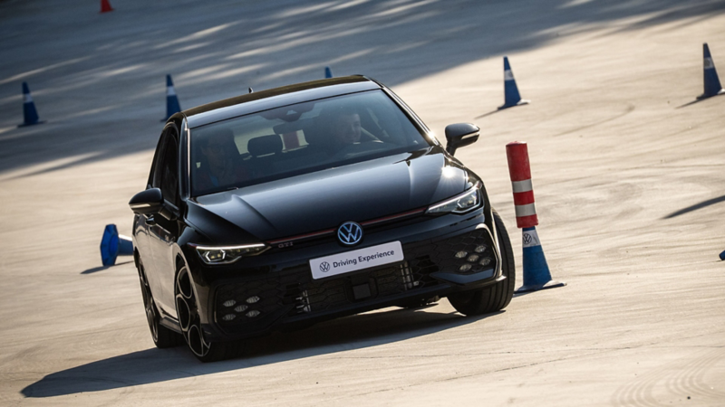 Un Volkswagen negro en una pista de entrenamiento