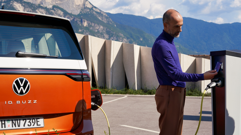 Un hombre cargando el VW ID. Buzz.