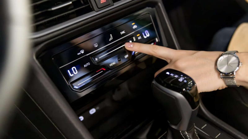 Copiloto configura el panel touch de aire acondicionado Climatronic en Taos 2025.