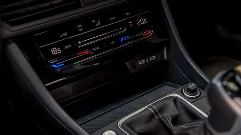 Panel de control del aire acondicionado Climatronic en el interior de un carro Volkswagen.