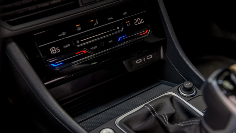 Panel central de Jetta Sportline 2025 con regulador de aire acondicionado, entradas sub y palanca de velocidades.