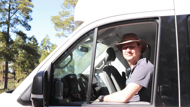 Alexander Rühland bakom ratten på husbilen VW Grand California