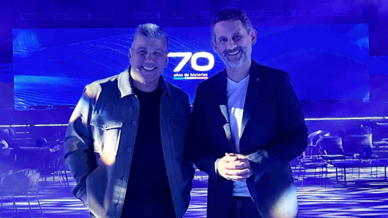 Alfonso Chiquini y Carlos Henry en el evento de Volkswagen 70 años en México. 
