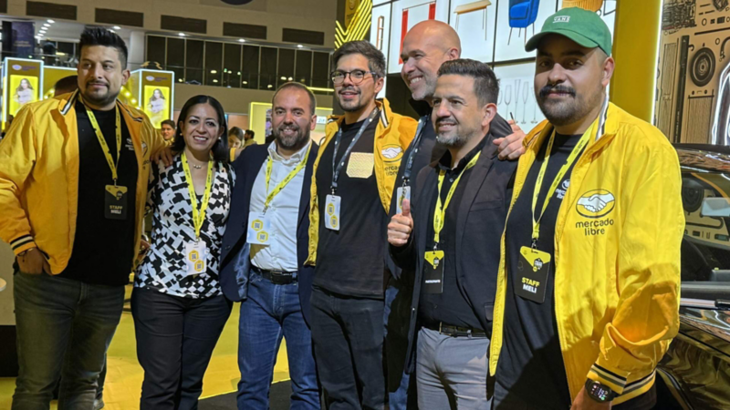 Equipo de Volkswagen en evento en Centro Banamex para la presentación de la tienda oficial VW en Mercado Libre. 