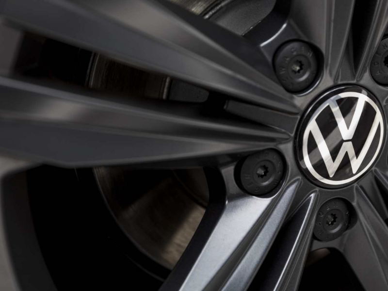 La alineación y el balanceo ayudan a ajustar las llantas y a distribuir el peso del auto. Conoce más del tema con Volkswagen.