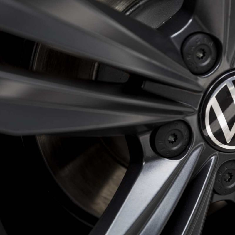 La alineación y el balanceo ayudan a ajustar las llantas y a distribuir el peso del auto. Conoce más del tema con Volkswagen.