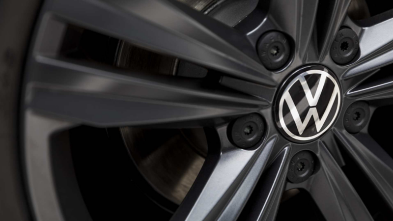 La alineación y el balanceo ayudan a ajustar las llantas y a distribuir el peso del auto. Conoce más del tema con Volkswagen.