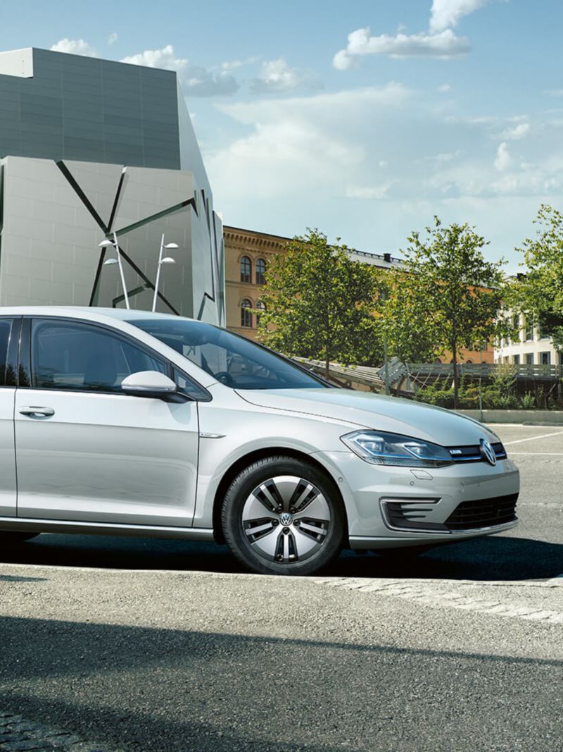 Voiture Volkswagen dans un stationnement, lien vers la page vehicules-neufs