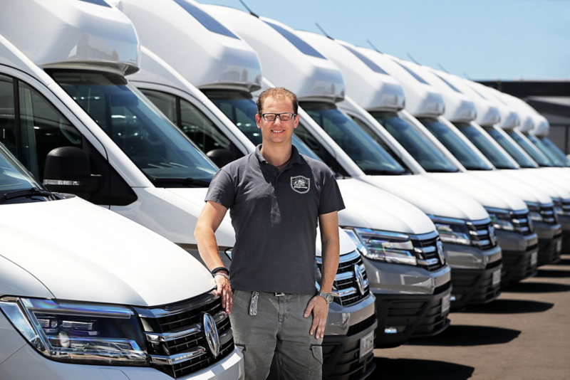 Alexander Rühland vid alla Volkswagen Grand California redo för leverans